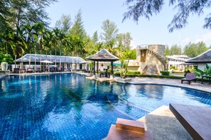 Outdoor pool, sun loungers - Ocean Breeze Residence (Takua Pa)