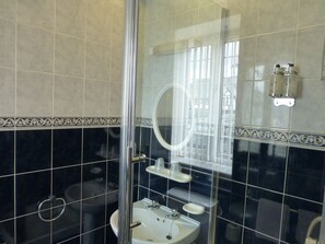 Twin Room | Bilik Mandi | Gabungan pancuran/tab mandi, kelengkapan dandanan diri percuma 