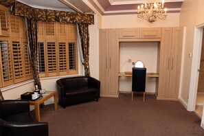 行政双人房 | 起居区 | 电视