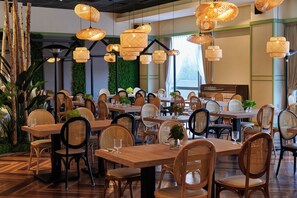 2 Restaurants, Frühstück, Mittagessen, Abendessen, chinesische Küche