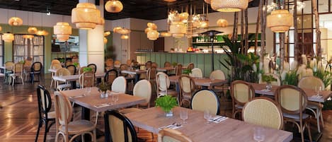 2 restaurants, breakfast, lunch, dinner served; Chinese cuisine