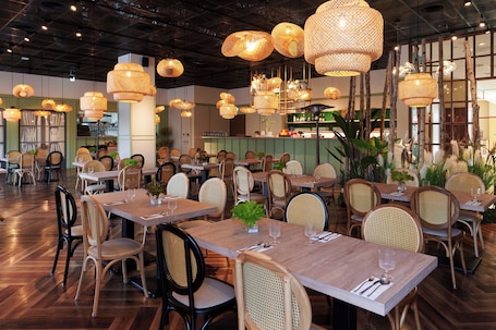 2 restaurantes, com serviço de café da manhã e almoço; culinária chinesa. Aspire Resort