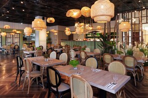 2 restaurants, serveren ontbijt, lunch, diner, Chinese gerechten