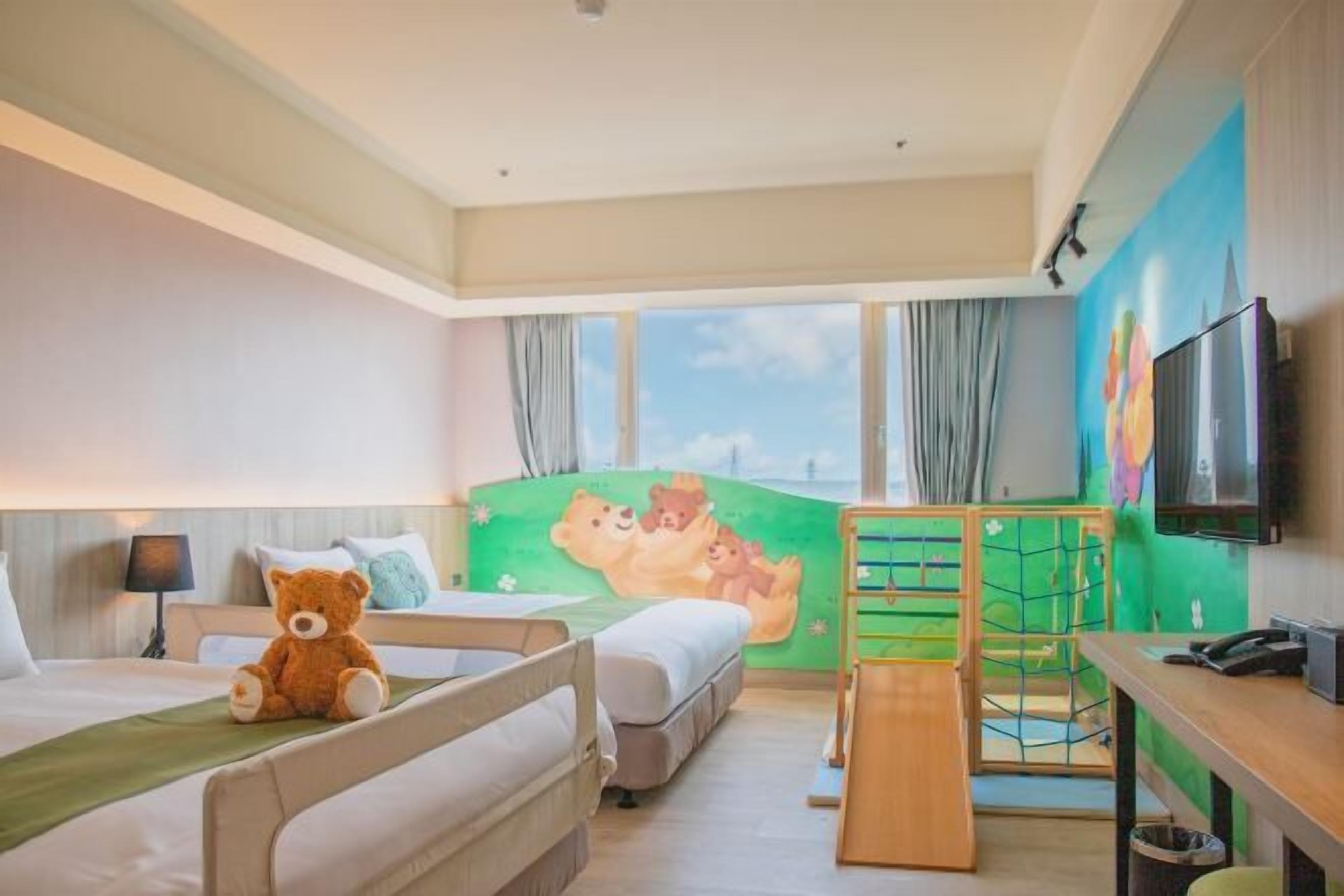 Premium bedding, desk, free WiFi