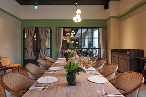 2 restaurants, breakfast, lunch, dinner served; Chinese cuisine