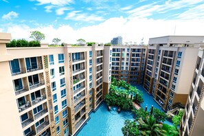 Outdoor pool, pool loungers - Atlantis Condo Resort by Natnarin (Pattaya)