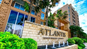 A building with a sign reading "Atlantis Condo Resort Playa". - Atlantis Condo Resort by Natnarin (Pattaya)