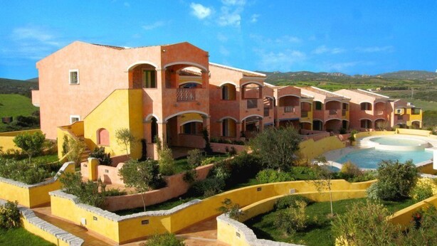 A resort with multiple buildings, a swimming pool, and landscaped gardens. - Residenza Zodiaco (Santa Teresa di Gallura)