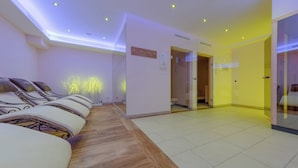 Um spa moderno com cadeiras de massagem, piso de madeira e teto com iluminação embutida.