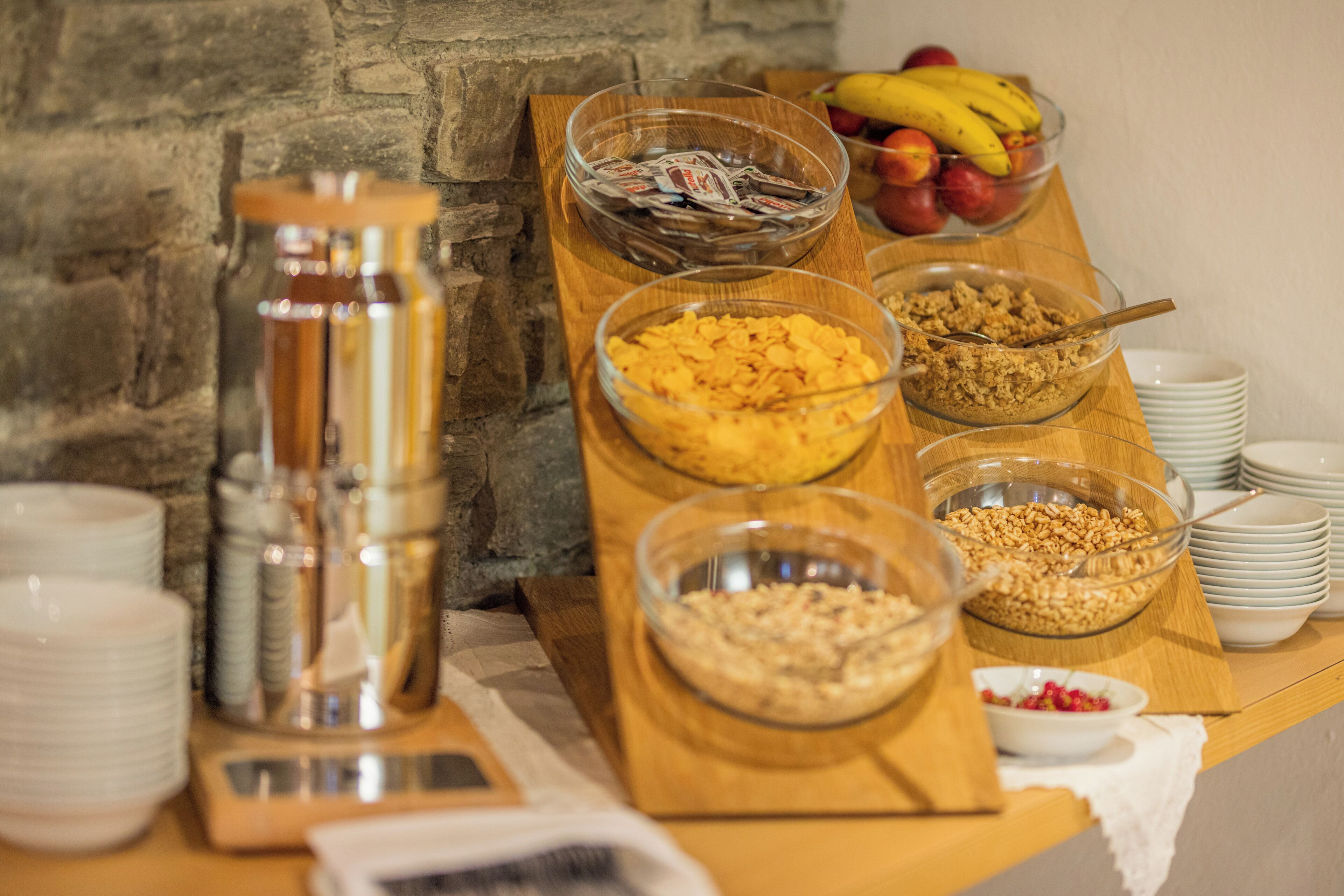 Una mesa de buffet con diferentes alimentos y tazones.