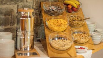 Una mesa de buffet con diferentes alimentos y tazones.