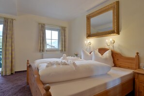 Family Suite (Comfort Post) | In-room safe, desk, free cribs/infant beds, free WiFi - Posthotel Mayrhofen (Mayrhofen)