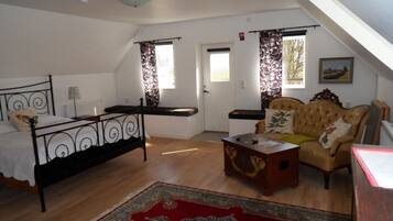 Double Room, Balcony | Free WiFi, bed sheets