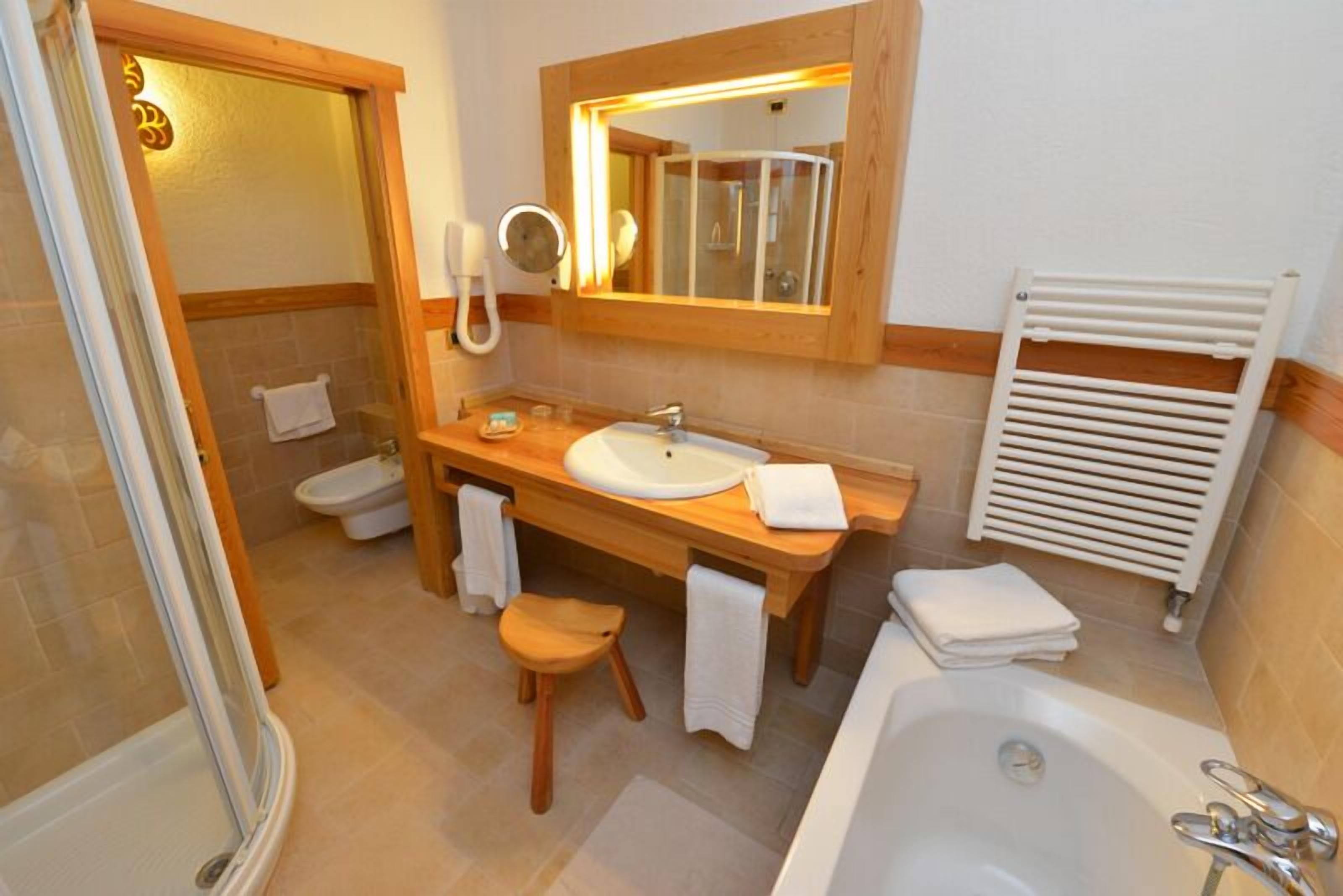 free toiletries, hair dryer