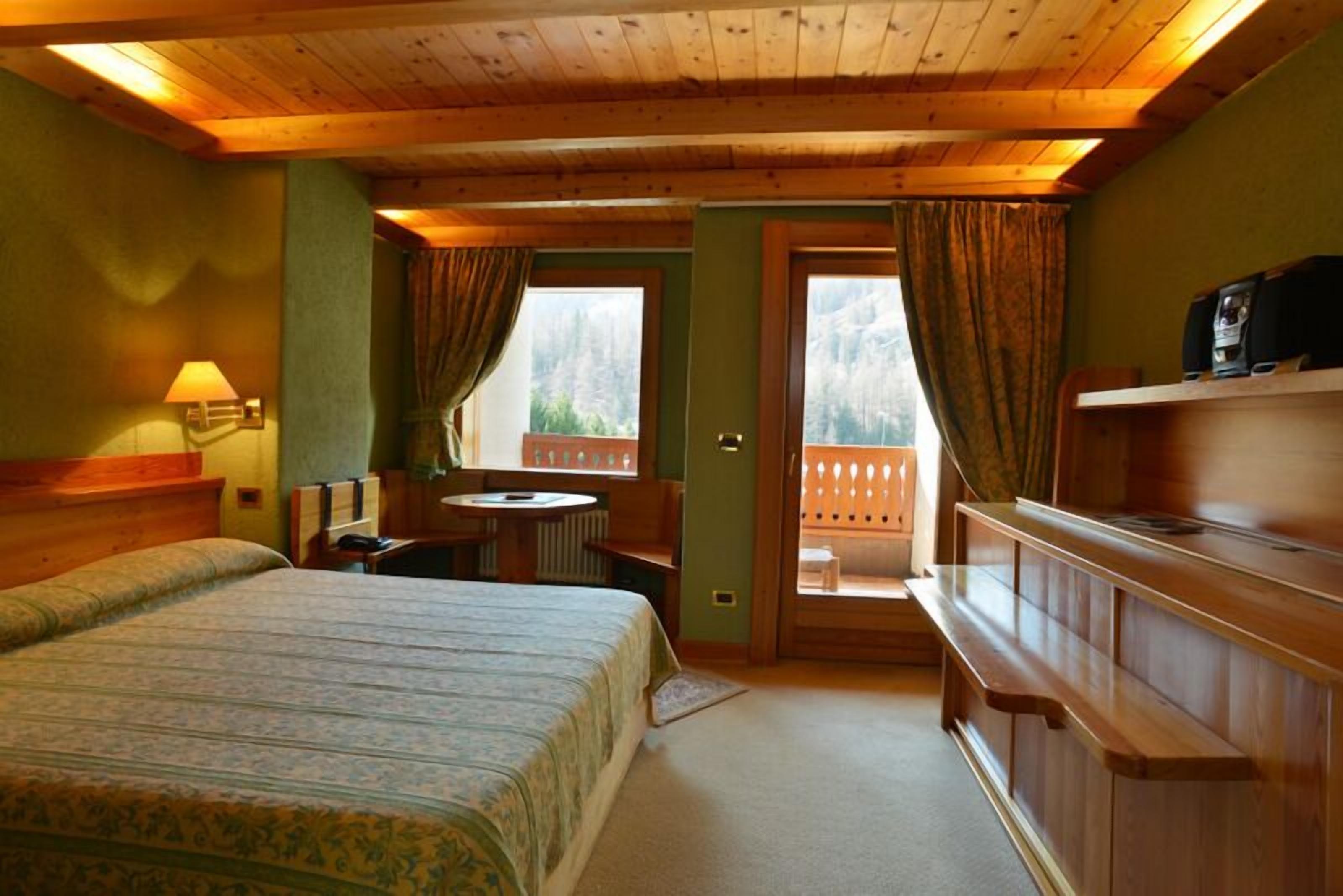 in-room safe, desk, cots/infant beds, free wifi