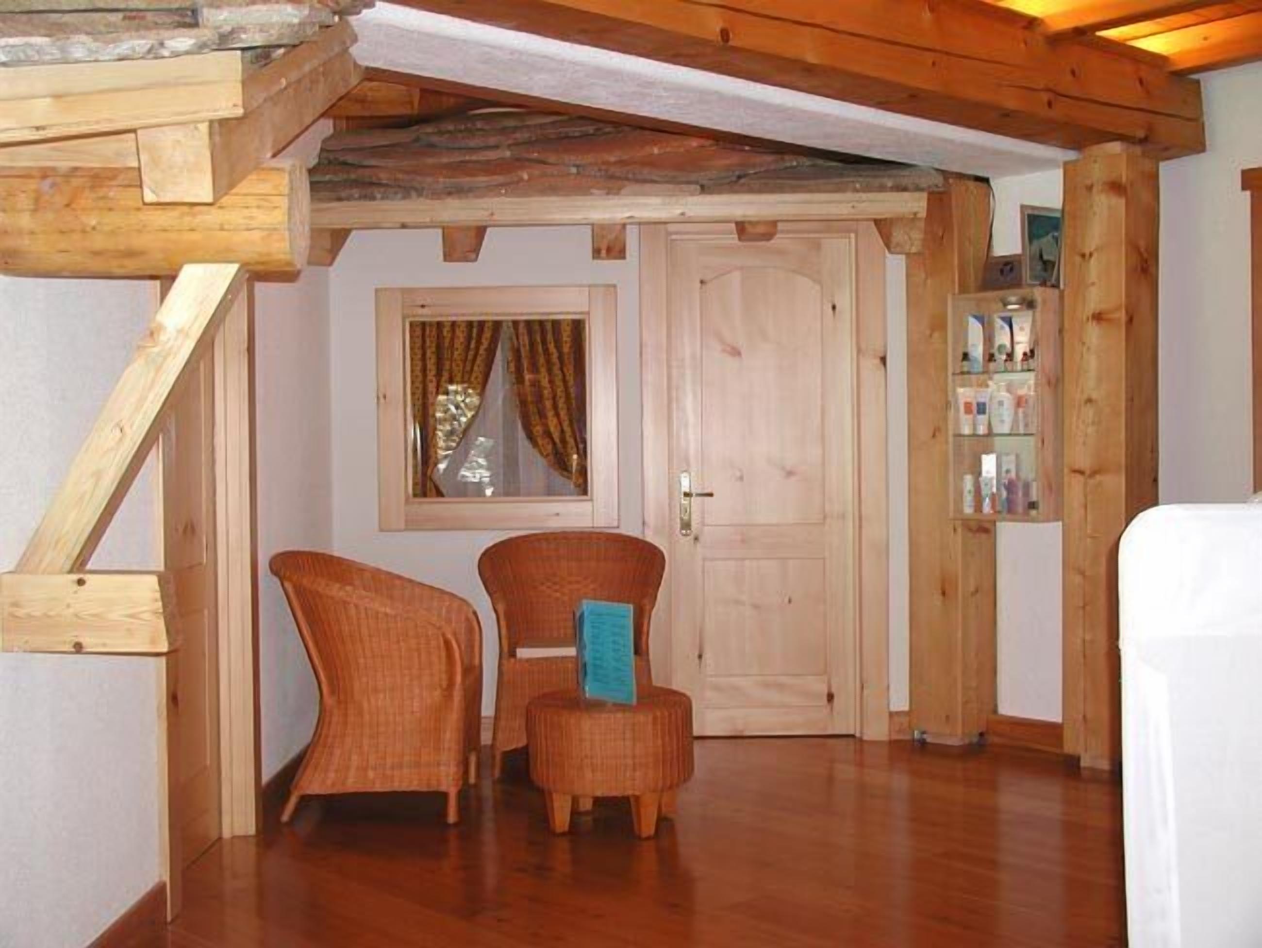 sauna, hot tub, steam room, body treatments, body wraps, facials