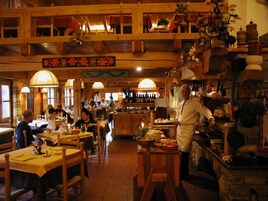 Se sirven almuerzos y cenas, cocina local