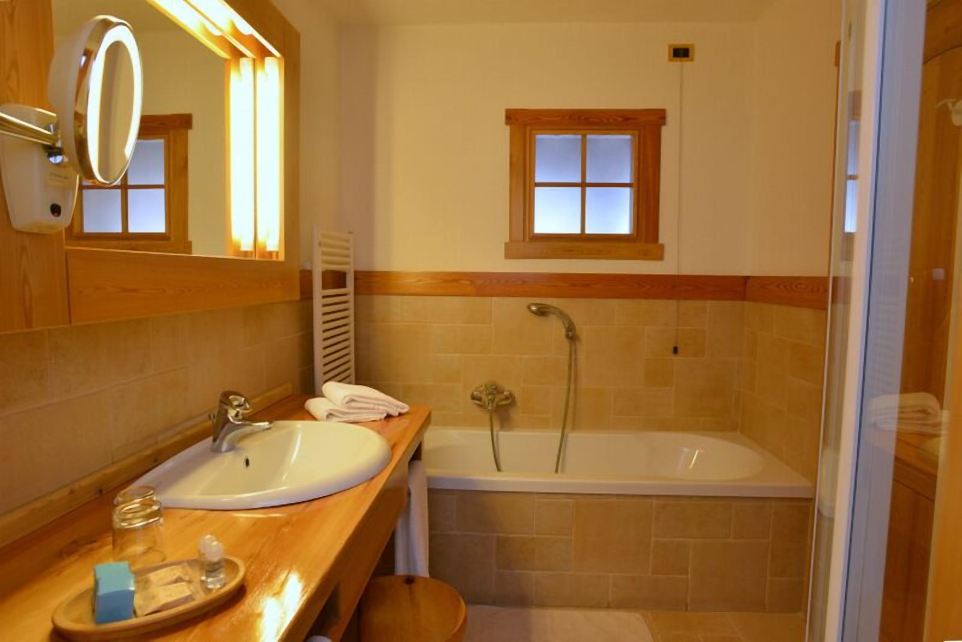 free toiletries, hair dryer