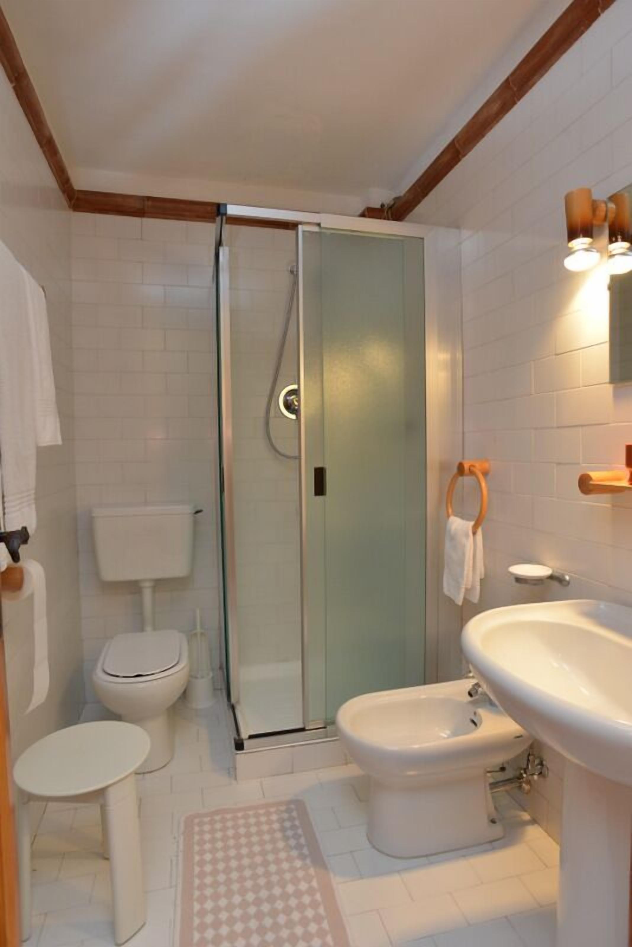 free toiletries, hair dryer