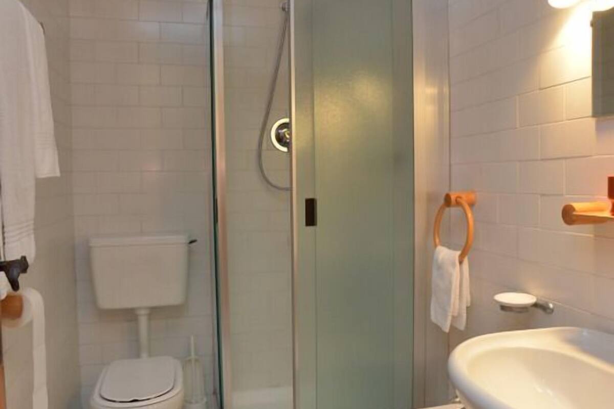 free toiletries, hair dryer