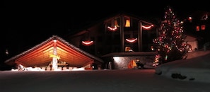 Fassade der Unterkunft – Abend/Nacht