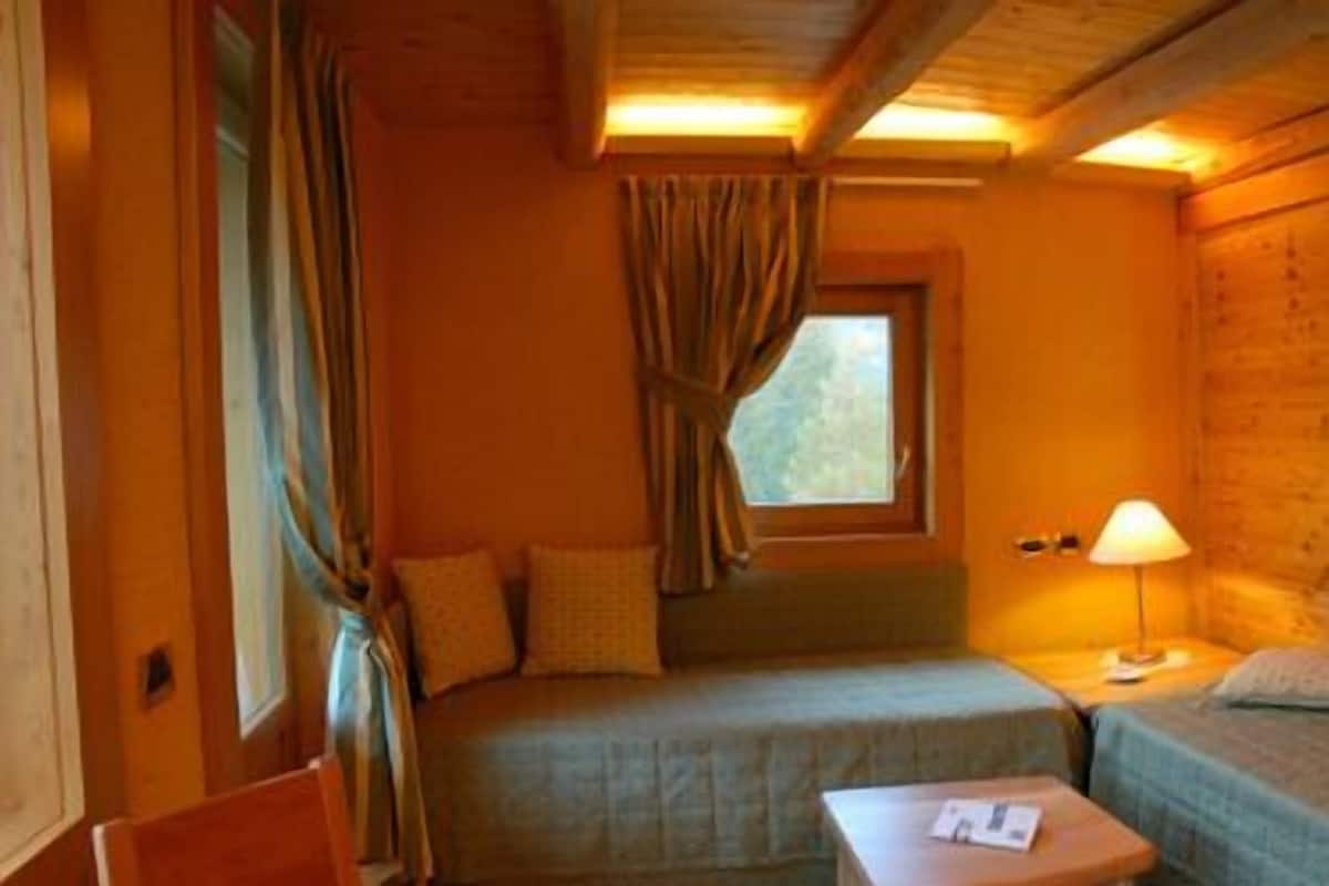 Junior Suite | Peti besi dalam bilik, meja, katil bayi/kot (surcaj), Wi-fi percuma