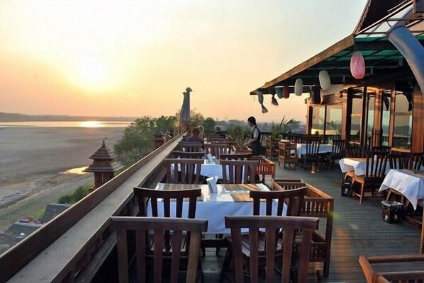 Se sirven almuerzos, cenas y brunches; cocina local