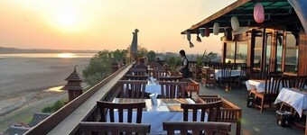 Sengtawan Riverside Hotel