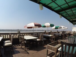 Se sirven almuerzos, cenas, brunch y cocina local 