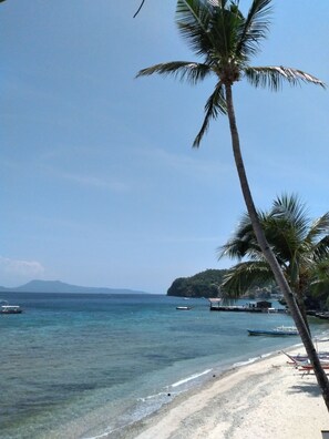 Plage, chaises longues, serviettes de plage, massages sur la plage