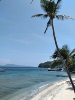 En la playa, sillas reclinables de playa, toallas de playa