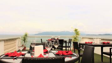 Melayani sarapan dan makan siang dengan sajian masakan internasional