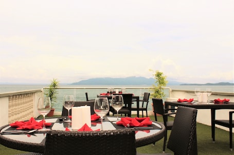 Se sirven desayunos, almuerzos y cenas; cocina internacional. Lalaguna Villas Luxury Dive Resort & Spa