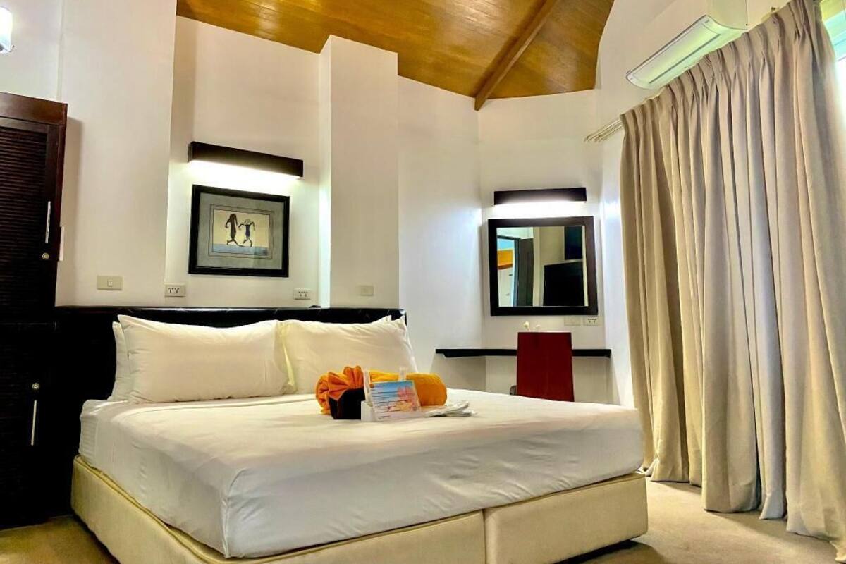 Selimut bulu angsa, tempat tidur Tempur-Pendic, minibar, dan brankas