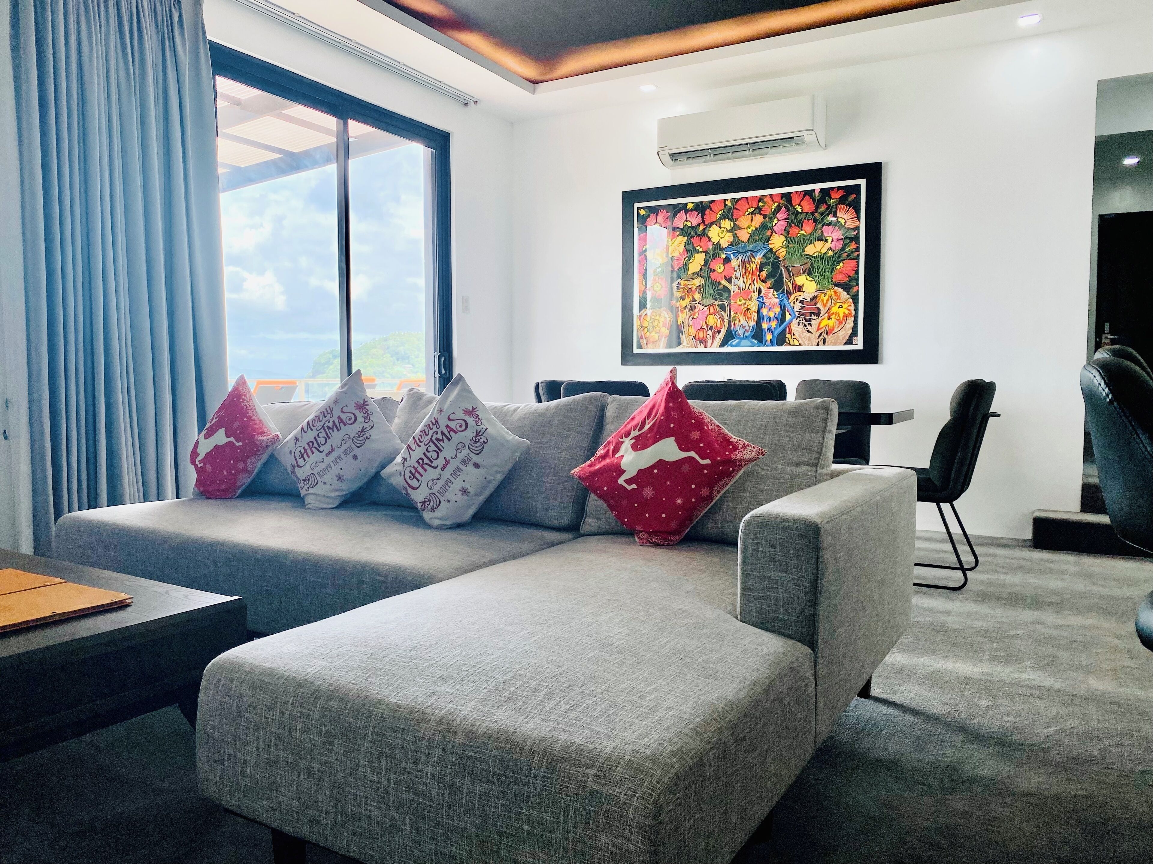 55-inch Smart TV with satellite channels, TV, Netflix