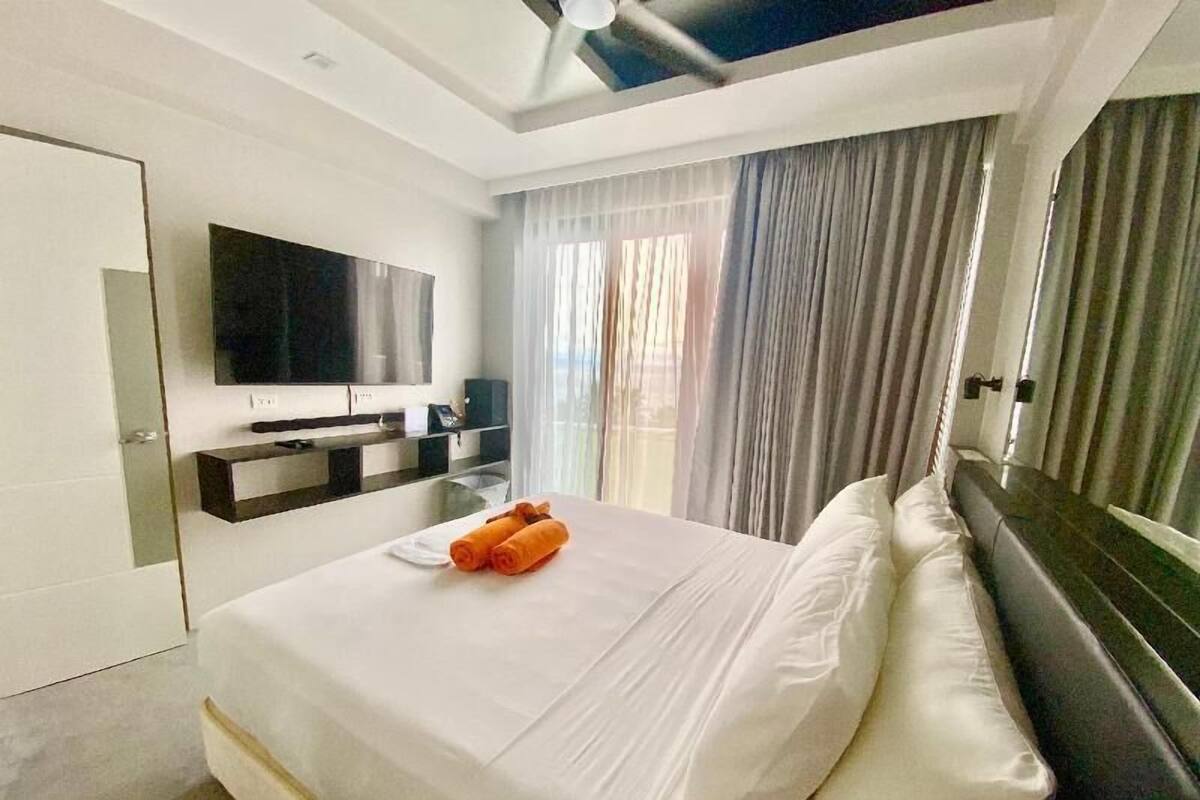 Selimut bulu angsa, tempat tidur Tempur-Pendic, minibar, dan brankas