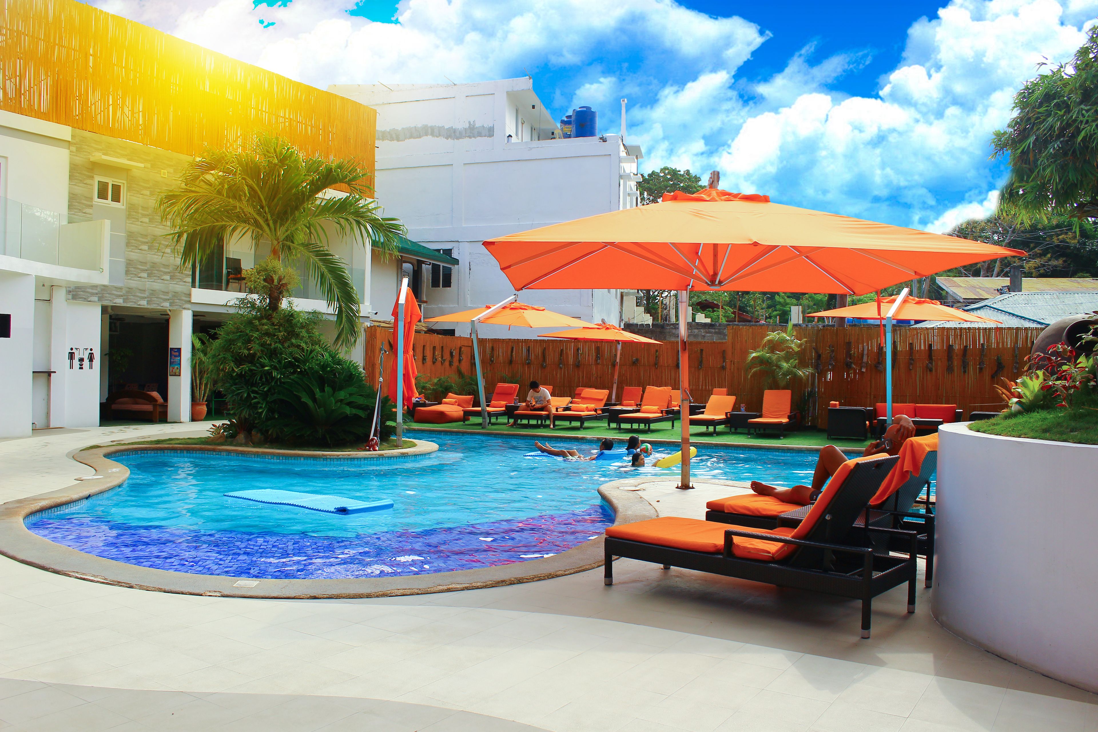 Piscine extérieure, parasols de plage, chaises longues
