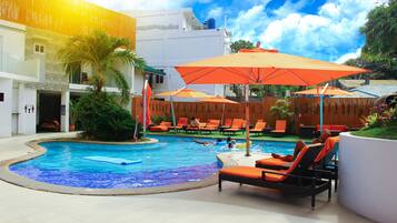 Piscine extérieure, parasols de plage, chaises longues