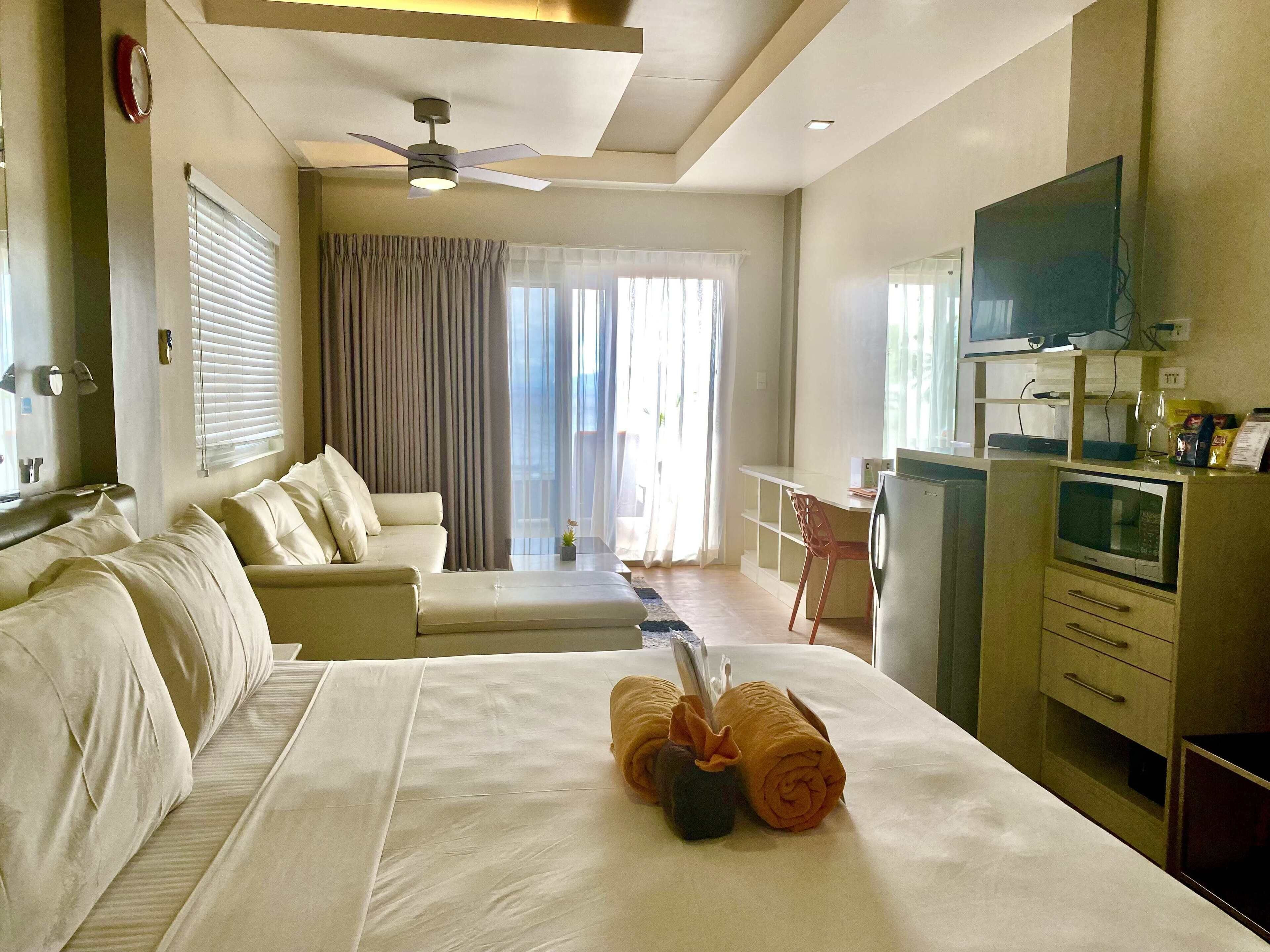 premium suite | 1 bedroom, down duvets, tempur-pedic beds, minibar