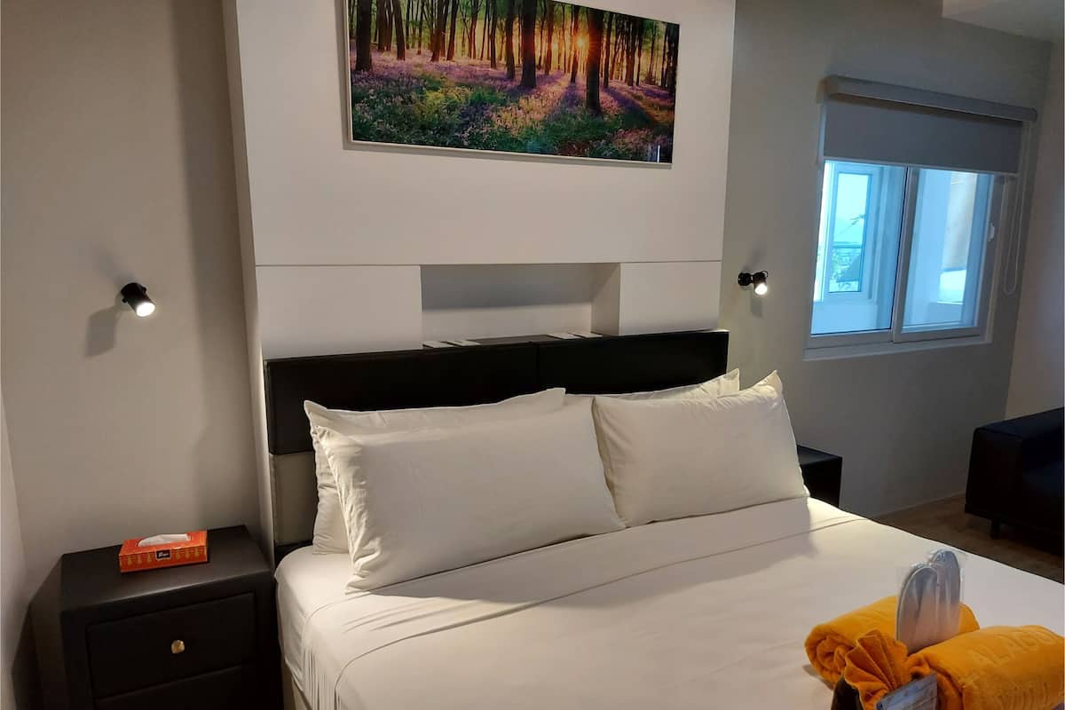 Estúdio superior, 1 quarto, aceita animais de estimação, vista para a piscina | 1 quarto, edredons de pluma, camas Tempur-Pedic, frigobar
