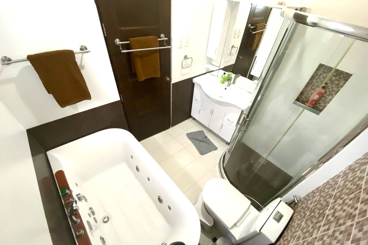 Suite Premium | Kamar mandi | Perlengkapan mandi gratis, pengering rambut, jubah mandi, dan sandal