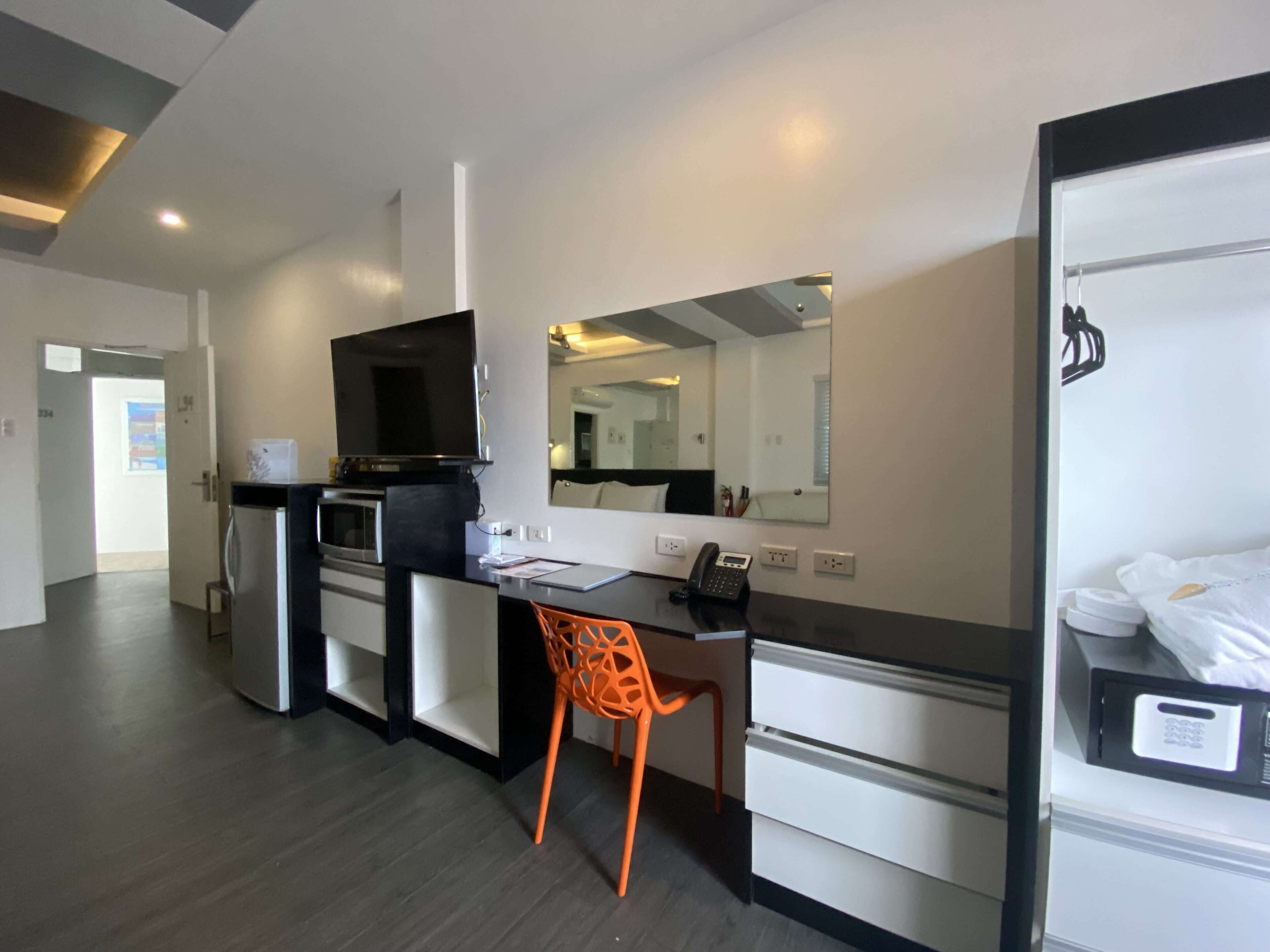 premium suite | 1 bedroom, down duvets, tempur-pedic beds, minibar