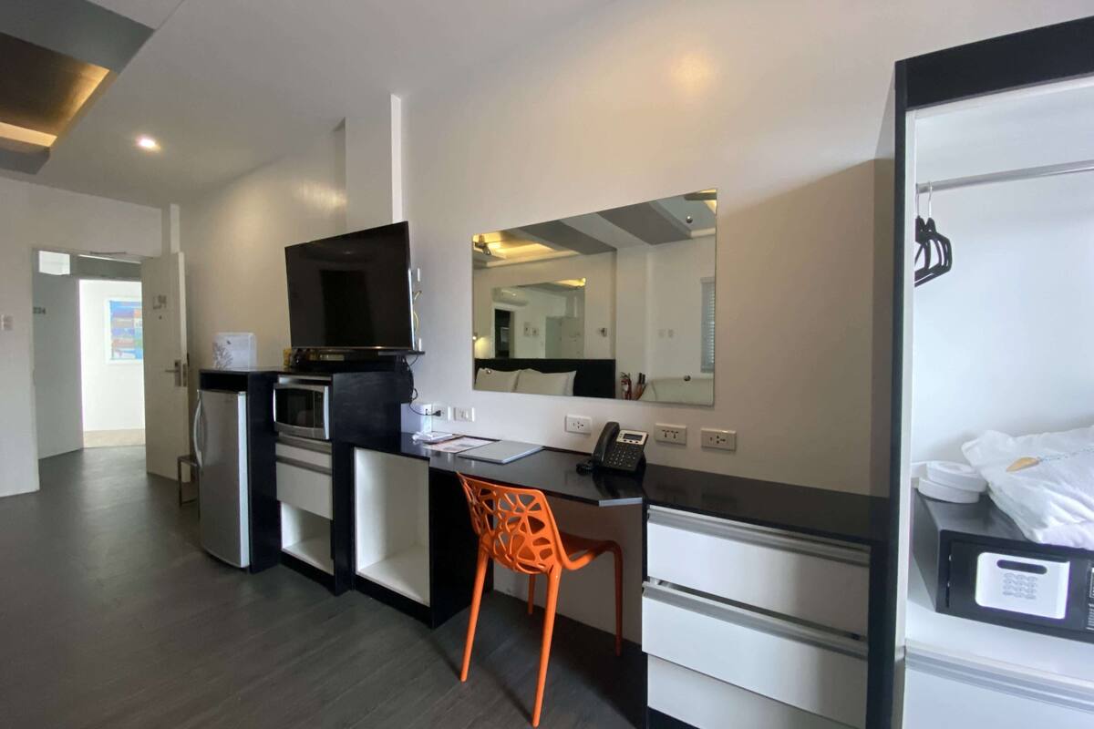 premium suite | 1 bedroom, down duvets, tempur-pedic beds, minibar