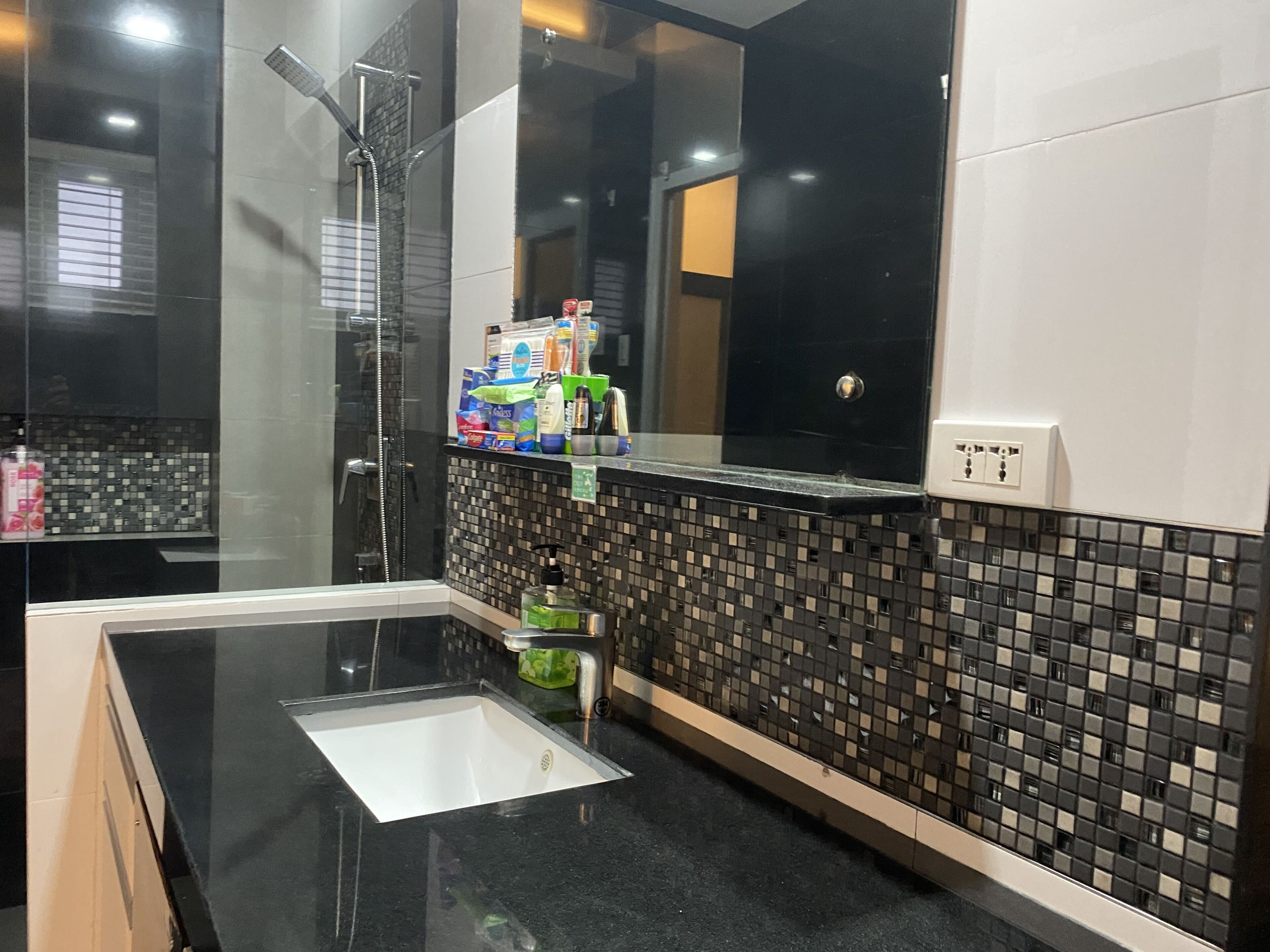 standard room | bathroom | free toiletries, hair dryer, bathrobes, slippers