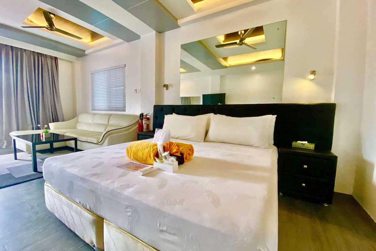 premium suite | 1 bedroom, down duvets, tempur-pedic beds, minibar