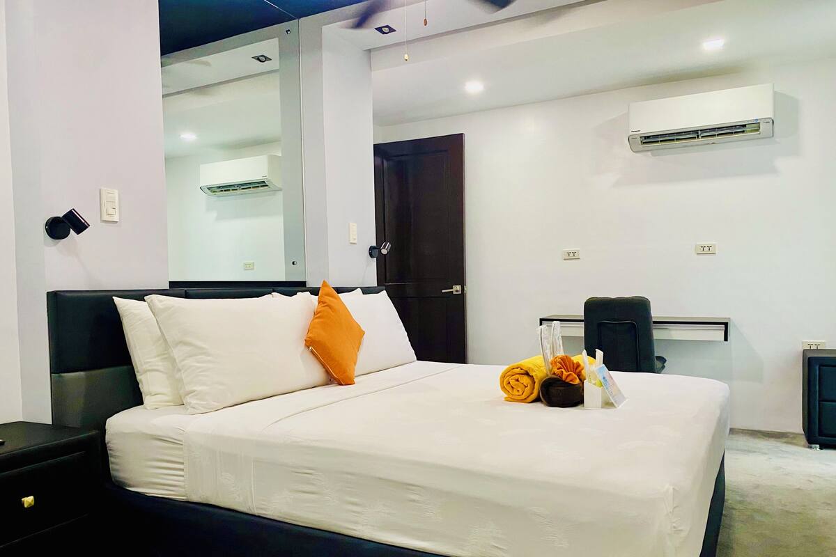 Selimut bulu angsa, tempat tidur Tempur-Pendic, minibar, dan brankas