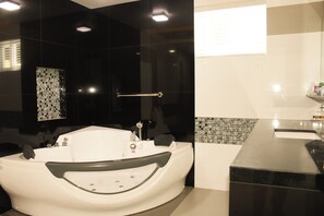 Premium Suite | Bathroom - Lalaguna Villas Luxury Dive Resort & Spa (Puerto Galera)