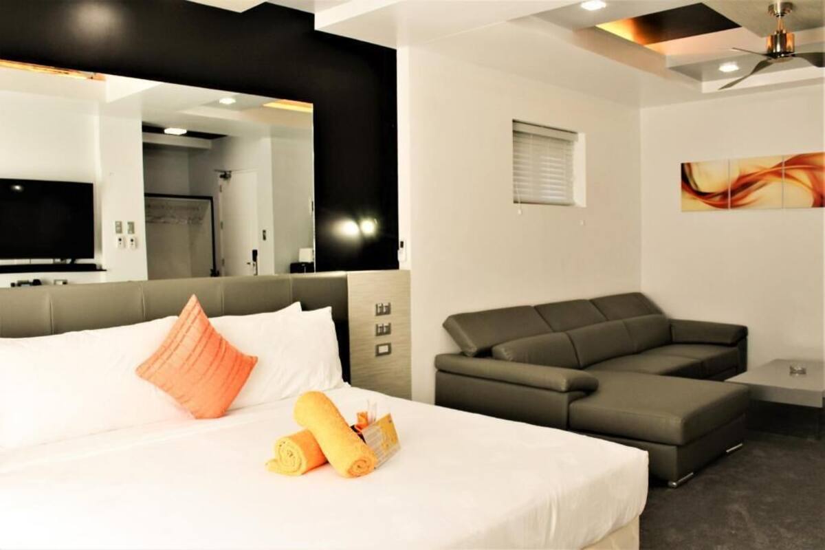 Selimut bulu angsa, tempat tidur Tempur-Pendic, minibar, dan brankas
