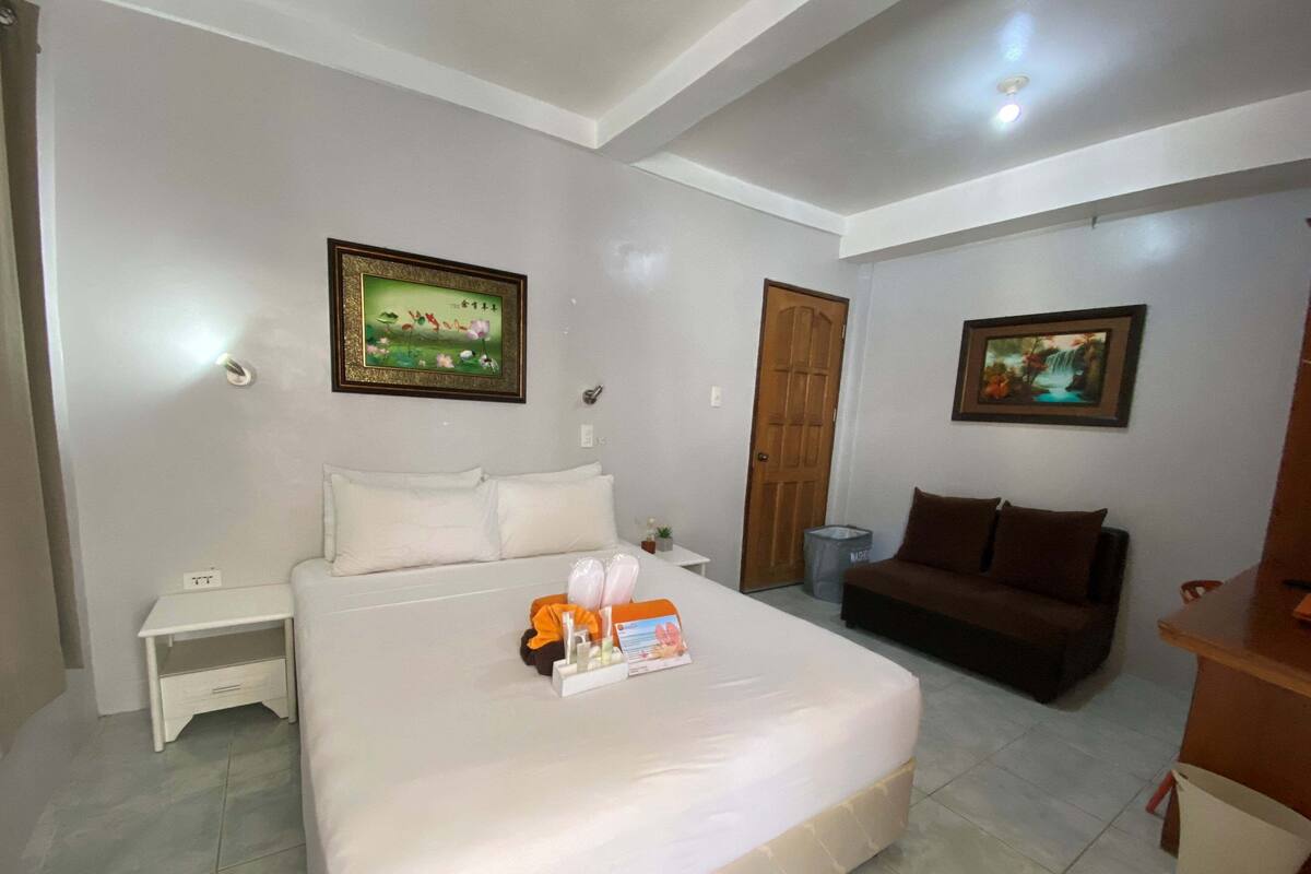 Kamar Standar | Selimut bulu angsa, tempat tidur Tempur-Pendic, minibar, dan brankas