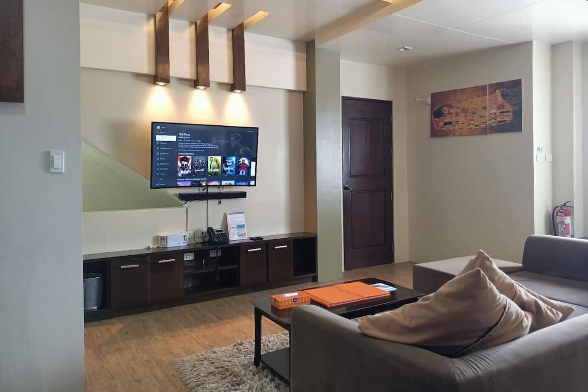 2Br Superior Villa | 거실 공간 | 위성 채널 시청이 가능한 55인치 스마트 TV, TV, 넷플릭스